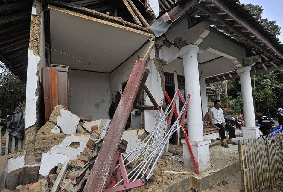 Warga duduk di rumahnya yang rusak akibat diguncang gempa di Kampung Karoya, Mandalawangi, Pandeglang, Banten, Sabtu (3/8/2019). Menurut data BPBD Banten satu orang meninggal dan sebanyak 112 rumah rusak berat dan ringan dengan rincian di Lebak sebanyak 12 rumah, di Pandeglang 91 rumah, dan di Seran