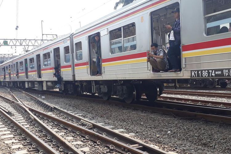 Kereta Listrik (KRL) terhenti karena listrik pada di Jatinegara, Jakarta Timur, Minggu (4/8/2019