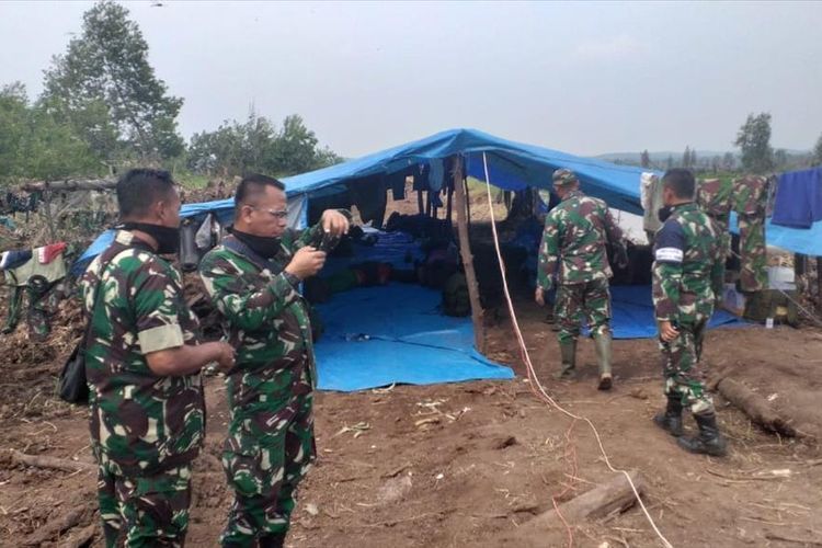 Petugas TNI mendirikan posko penginapan disekitar lokasi kebakaran lahan di Desa Bedagu, Kecamatan Langgam, Kabupaten Pelalawan, Riau, Sabtu (3/8/2019).