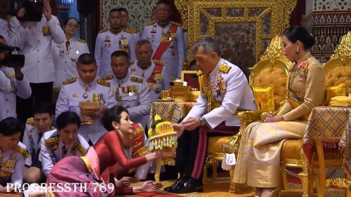 Raja Thailand, Raja Vajiralongkorn mengangkat selir resmi (merah) di depan istri yang baru dinikahinya 3 bulan lalu.