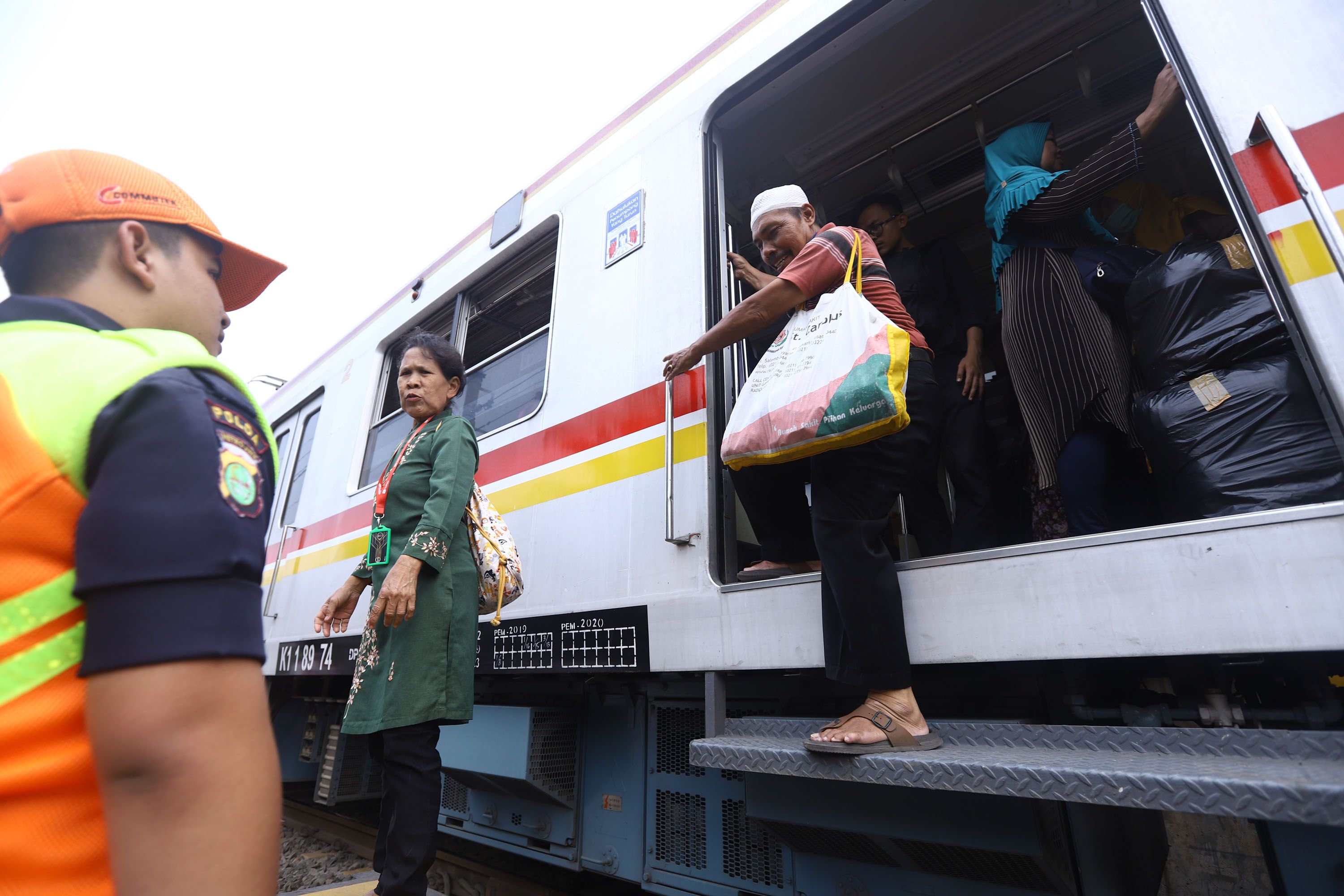 Penumpang terpaksa turun dari kereta rel listrik (KRL) yang berhenti di perlintasan Bukit Duri Jakarta Selatan, akibat padamnya listrik, Minggu (4/8/2019). Aliran listrik di Banten, Jabodetabek hingga Bandung terputus akibat adanya gangguan pada sejumlah pembangkit di Jawa. TRIBUNNEWS/HERUDIN 