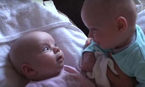 Bayi Kembar Mengobrol dengan 'Serius',  Video Ini Berhasil Tangkap Momen Lucu Itu!