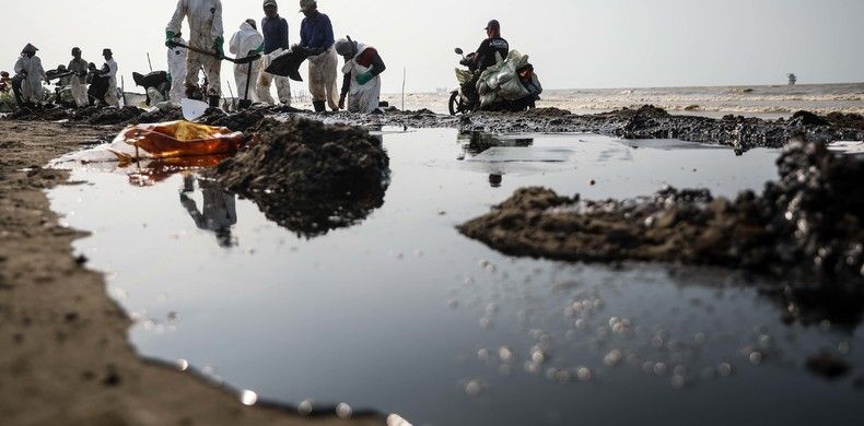 Warga mengumpulkan limbah tumpahan minyak Oil Spill yang tercecer milik Pertamina di Pesisir Pantai Cemarajaya, Karawang, Jawa Barat, Minggu (4/8/2019). Pasir yang tercemar minyak tersebut dikumpulkan dan akan dipindahkan ke pabrik penyimpanan limbah B3 (Bahan Berbahaya dan Beracun) untuk dimusnahkan.