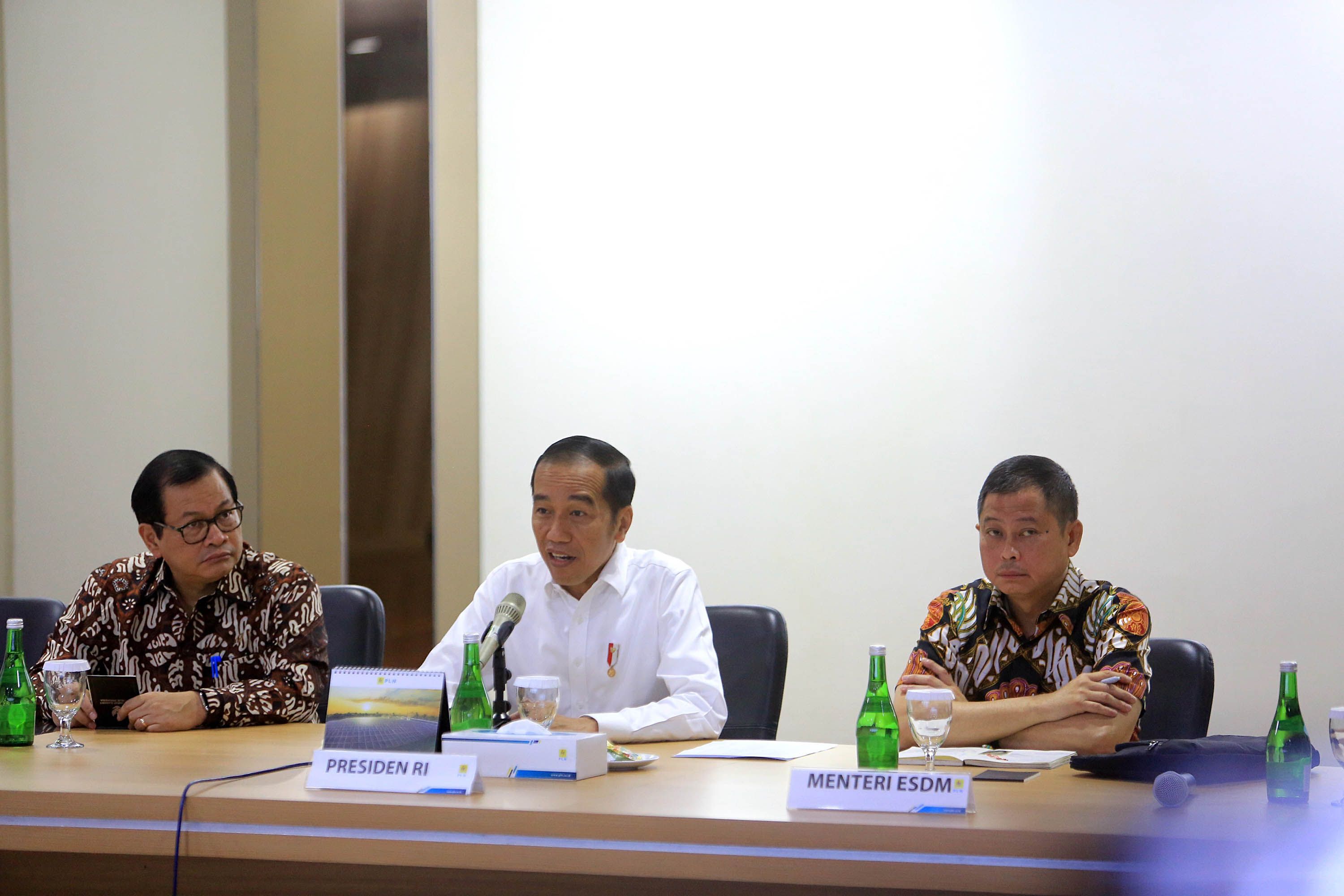 Presiden Joko Widodo ditemani Sekretaris Kabinet Pramono Anung (kiri) dan Menteri ESDM Ignasius Jonan (kanan) melakukan rapat dengan petinggi PLN di kantor Pusat PLN, Jakarta, Senin (5/8/2019). Presiden mempertanyakan dan meminta klarifikasi manajemen PLN atas padamnya listrik secara total (blakcout