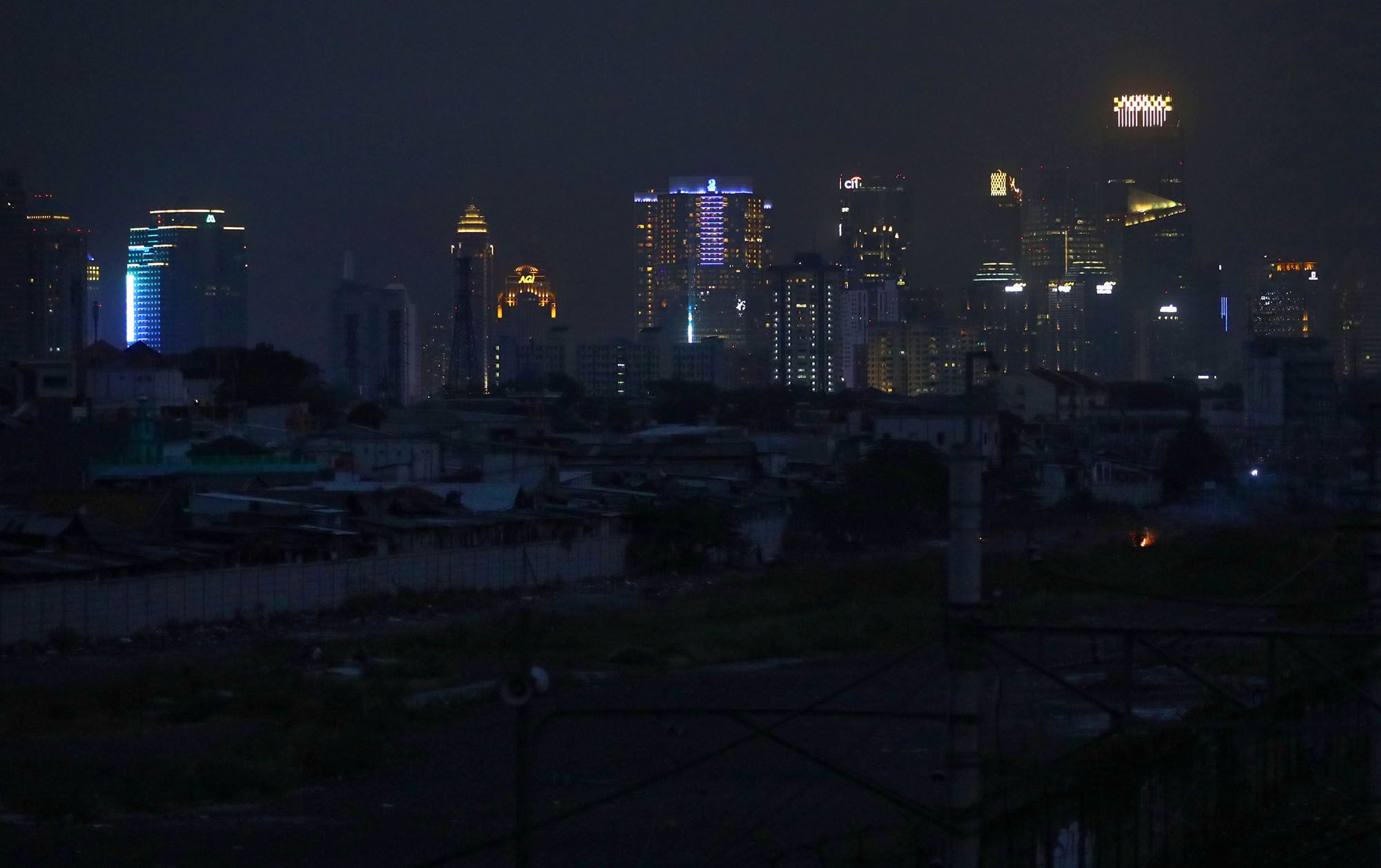 Suasana kota Jakarta yang terdampak listrik padam di Tanah Abang, Jakarta Pusat, Minggu (4/8/2019). Aliran listrik di Banten, Jabodetabek hingga Bandung terputus akibat adanya gangguan pada sejumlah pembangkit di Jawa. TRIBUNNEWS/IRWAN RISMAWAN