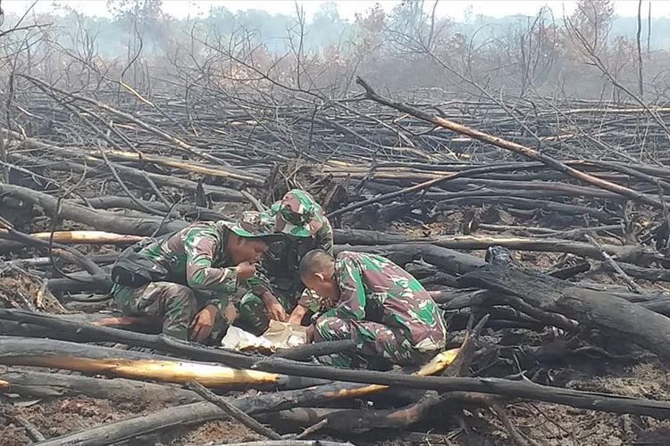 Suka dan duka para Prajurit TNI yang ‘berperang’ melawan kebakaran hutan.