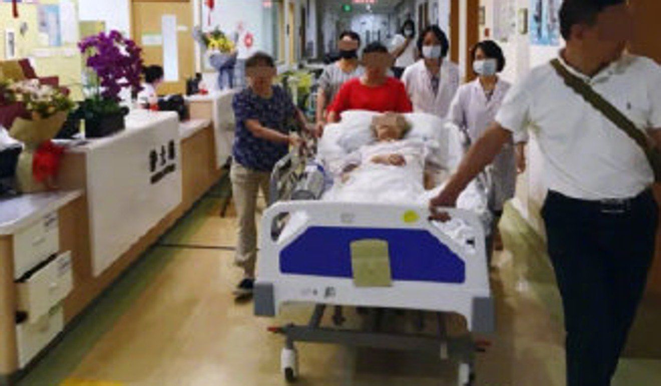 Staf medis sedang membawa Peng Menemui Suaminya Gao untuk terakhir kalinya.