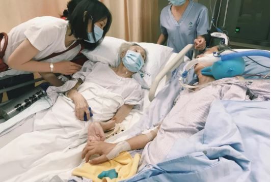 Pertemuan terakhir Peng dengan suaminya, Gao di ruang ICU rumah sakit.