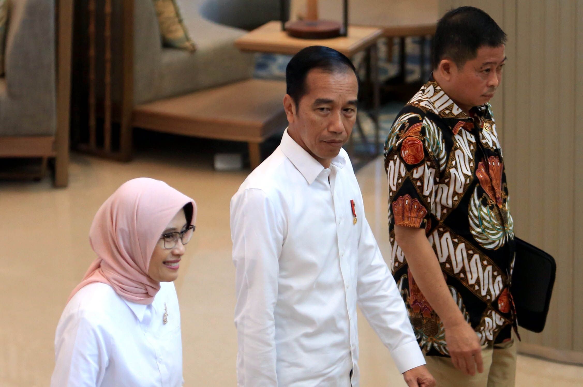 Presiden Joko Widodo berjalan meninggalkan Kantor PLN ditemani Menteri ESDM Ignasius Jonan (kanan) dan Plt Dirut PLN Sripeni Inten Cahyani (kiri) usai melakukan pertemuan di kantor Pusat PLN, Jakarta, Senin (5/8/2019). Presiden mempertanyakan dan meminta klarifikasi manajemen PLN atas padamnya listr