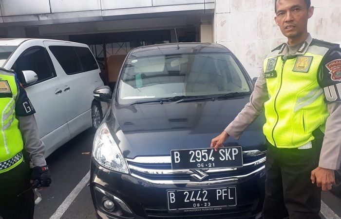 Polisi tangkap Suzuki ertiga pakai pelat nomer palsu di kawasan Bundaran HI, Jakpus (2/8/2019).