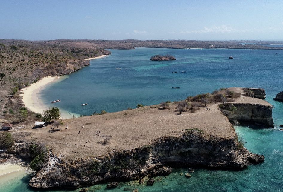 Lanskap pantai pink di Jerowaru, Lombok Timur, NTB, Sabtu (3/8/2019). Pantai Pink Lombok merupakan salah satu destinasi wisata di Lombok Timur yang makin populer karena memiliki keindahan alam dan keunikan pasirnya yang berwarna merah muda.