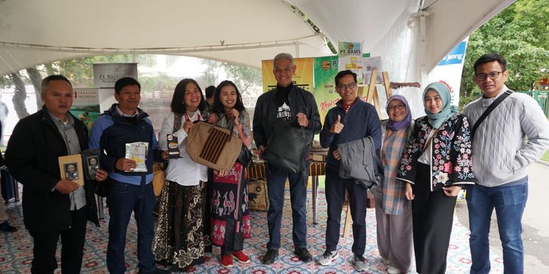 Gubernur Jateng Ganjar Pranowo, saat mengunjungi booth Pemprov Jateng di Festival Indonesia Moskow, Rusia, Minggu (4/8).