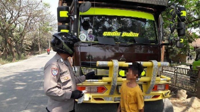 Polisi tilang anak kecil yang kendarai truk tronton pengangkut tambang