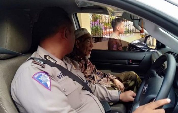 Mbah Moen duduk didalam mobil Patwal Polres Rembang, saat hendak menuju Bandara Ahmad Yani, Semarang (9/7/2019).