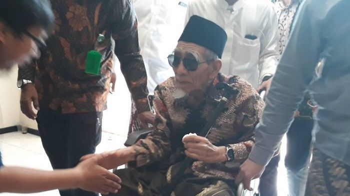 Ketua Majelis Syariah PPP Maimoen Zubair tiba di kantor PPP, Jakarta Pusat, Sabtu (16/3/2019).