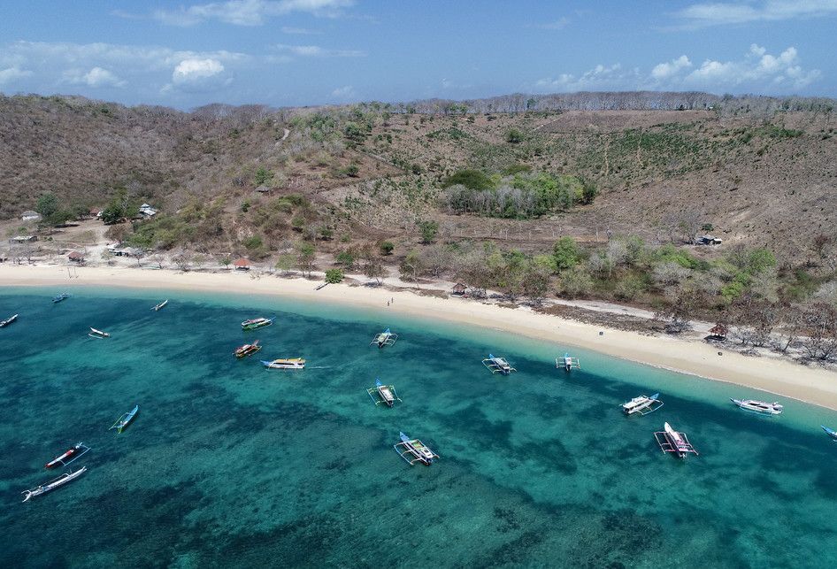 Lanskap pantai pink di Jerowaru, Lombok Timur, NTB, Sabtu (3/8/2019). Pantai Pink Lombok merupakan salah satu destinasi wisata di Lombok Timur yang makin populer karena memiliki keindahan alam dan keunikan pasirnya yang berwarna merah muda.