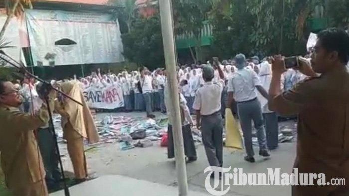 Siswa MAN Bangkalan, Madura ketika menggelar unjuk rasa di halaman sekolah, dengan cara melempar buku pelajaran sekolah, Senin (5/8)