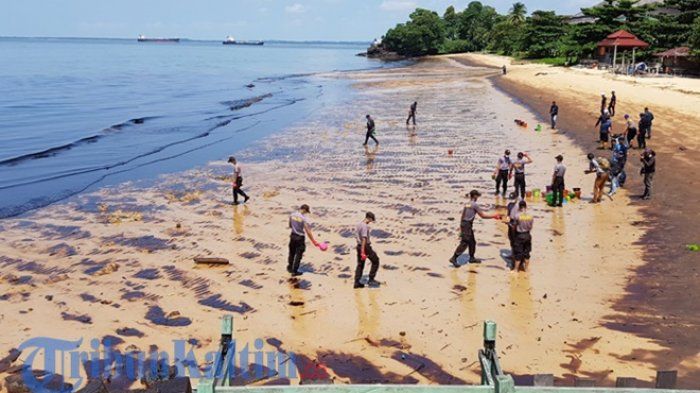 Sebanyak 259 aparat keamanan dikerahkan membersihkan tumpahan minyak di sepanjang Pantai Monpera hingga Pelabuhan Semayang, Senin (2/4/2018)