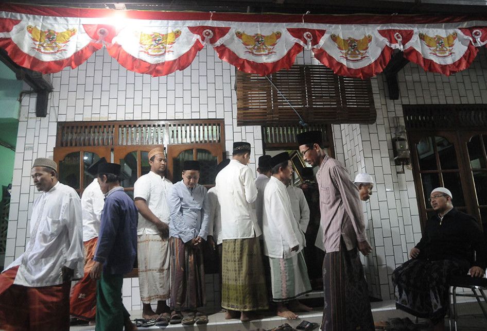 Sejumlah warga bertakziah ke rumah duka KH Maimoen Zubair di Pondok Pesantren Al-Anwar di Sarang, Rembang, Jawa Tengah, Selasa (6/8/2019). Ulama karismatik NU KH Maimoen Zubair atau Mbah Moen meninggal dunia di Mekkah, Arab Saudi pada Selasa (6/8/2019) pagi waktu setempat.