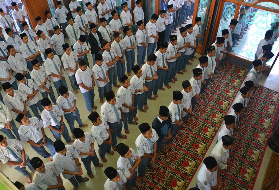 Siswa Madrasah Aliyah Negeri (MAN) Pondok Pesantren Bahrul Ulum Tambakberas menggelar shalat ghaib di Jombang, Jawa Timur, Selasa (6/8/2019). Shalat ghaib itu untuk mendoakan almarhum Pimpinan Pondok Pesantren Al-Anwar Sarang, Rembang, Maimun Zubair atau Mbah Moen yang wafat saat menunaikan ibadah h