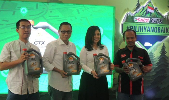 Peserta Ekspedisi Castrol GTX Ultraclean dan driver taksi onlne, foto bersama ibu Deananda Sudijono dari PT Castrol Indonesia serta om Wahab, pengamat otomotif.