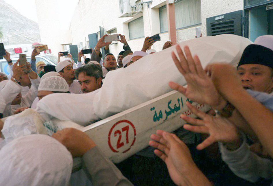 Umat muslim mengangkat jenazah KH Maimun Zubair (Mbah Moen) seusai dimandikan di Masjid Muhajirin Khalidiyah, Mekkah, Selasa (6/8/2019). Jenazah selanjutnya akan disemayamkan di Kantor Urusan Haji Daker Syisyah, Mekah lalu disalatkan di Masjidil Haram dan dimakamkan di Kota Mekah.