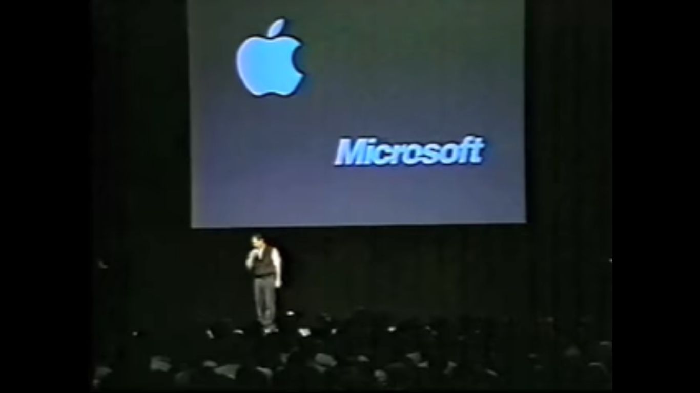 Steve Jobs saat mengumumkan kerja sama antara Apple dan Microsoft di gelaran Macworld Expo 1997.