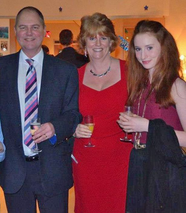 Alana berfoto bersama orangtuanya, Alison Cutland dan Neil Cutland.