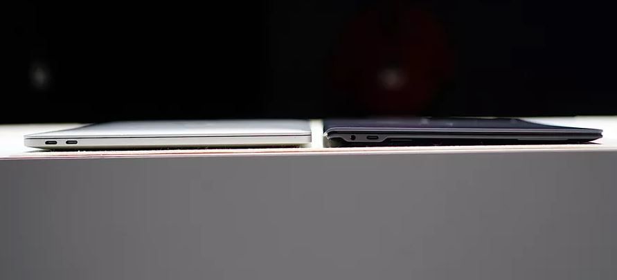 Perbandingan ketebalan MacBook Pro (kiri) dan Galaxy Book S (kanan)