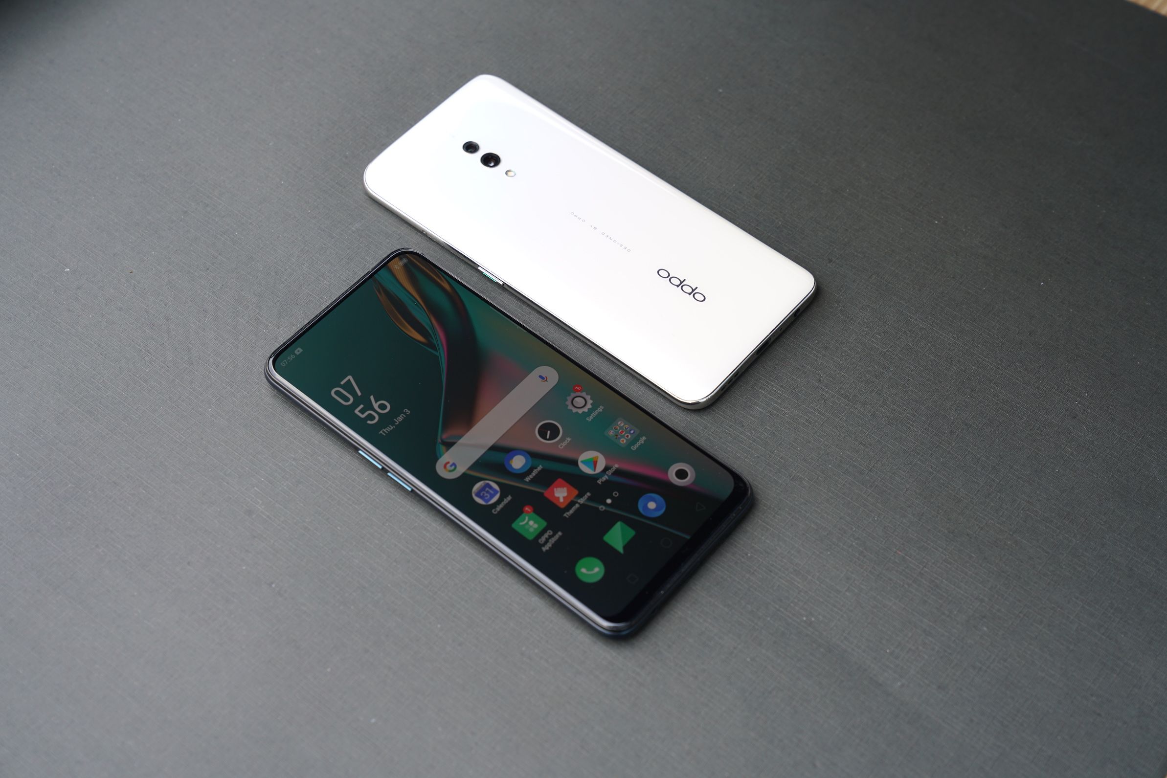 Tampak depan dan belakang perangkat OPPO K3                     