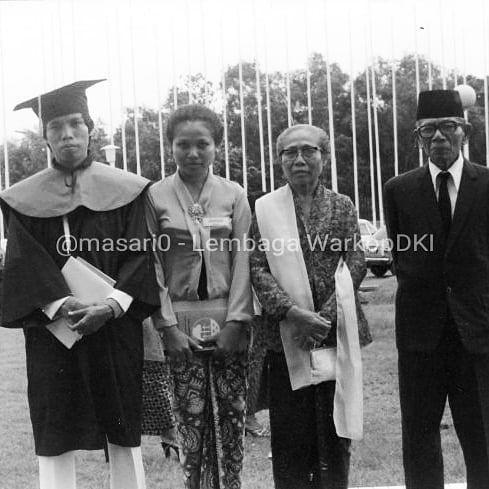 Wisuda Dono di JCC dahulu Balai Sidang Senayan berfoto dengan adik perempuannya dan kedua orangtuanya