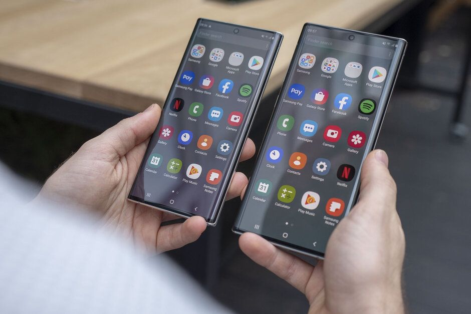 Perbandingan ukuran layar Galaxy Note 10 (kiri) dan Note 10+ (kanan)