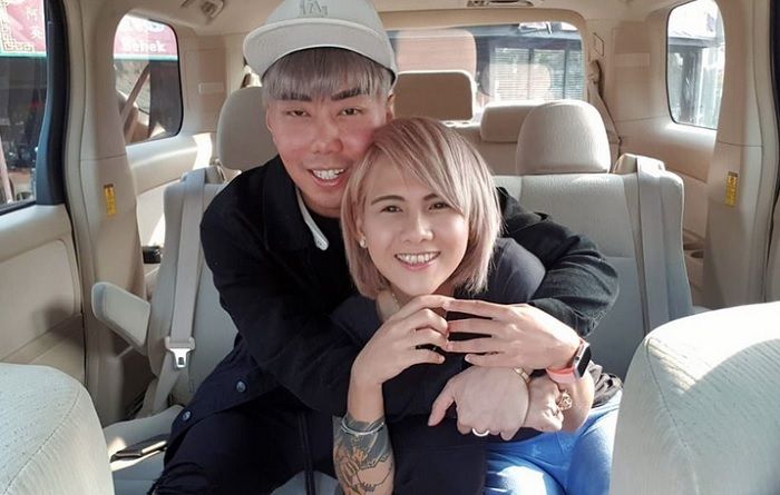 Roy Kiyoshi dan Evelin Nada Anjani ada di dalam Toyota Alphard.