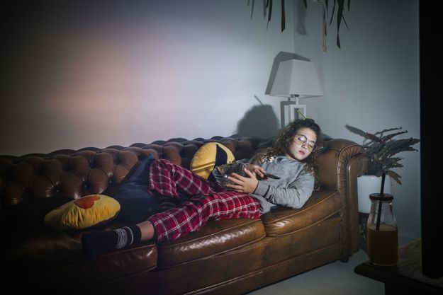 Hindari Kebiasaan Tidur di Depan TV Bila Kamu Tidak Mau Mengalami Hal Negatif ini