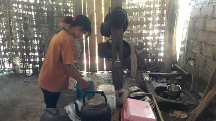 Anak ketiga, Endah Puspitasari saat menyiapkan makanan di dapur rumahnya