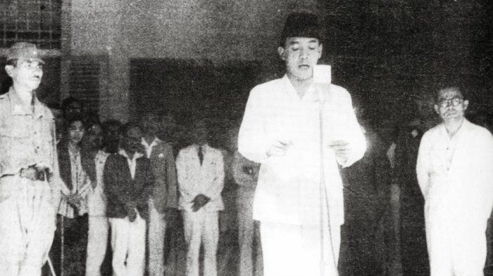 Soekarno saat membacakan teks Proklamasi Kemerdekaan Indonesia 17 Agustus 1945.