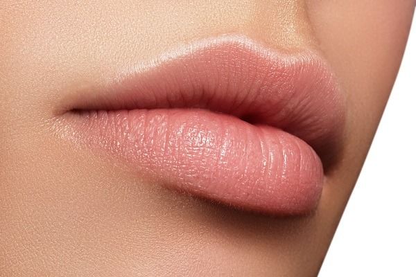 Cara mencerahkan bibir yang gelap - Lakukan scrub bibir