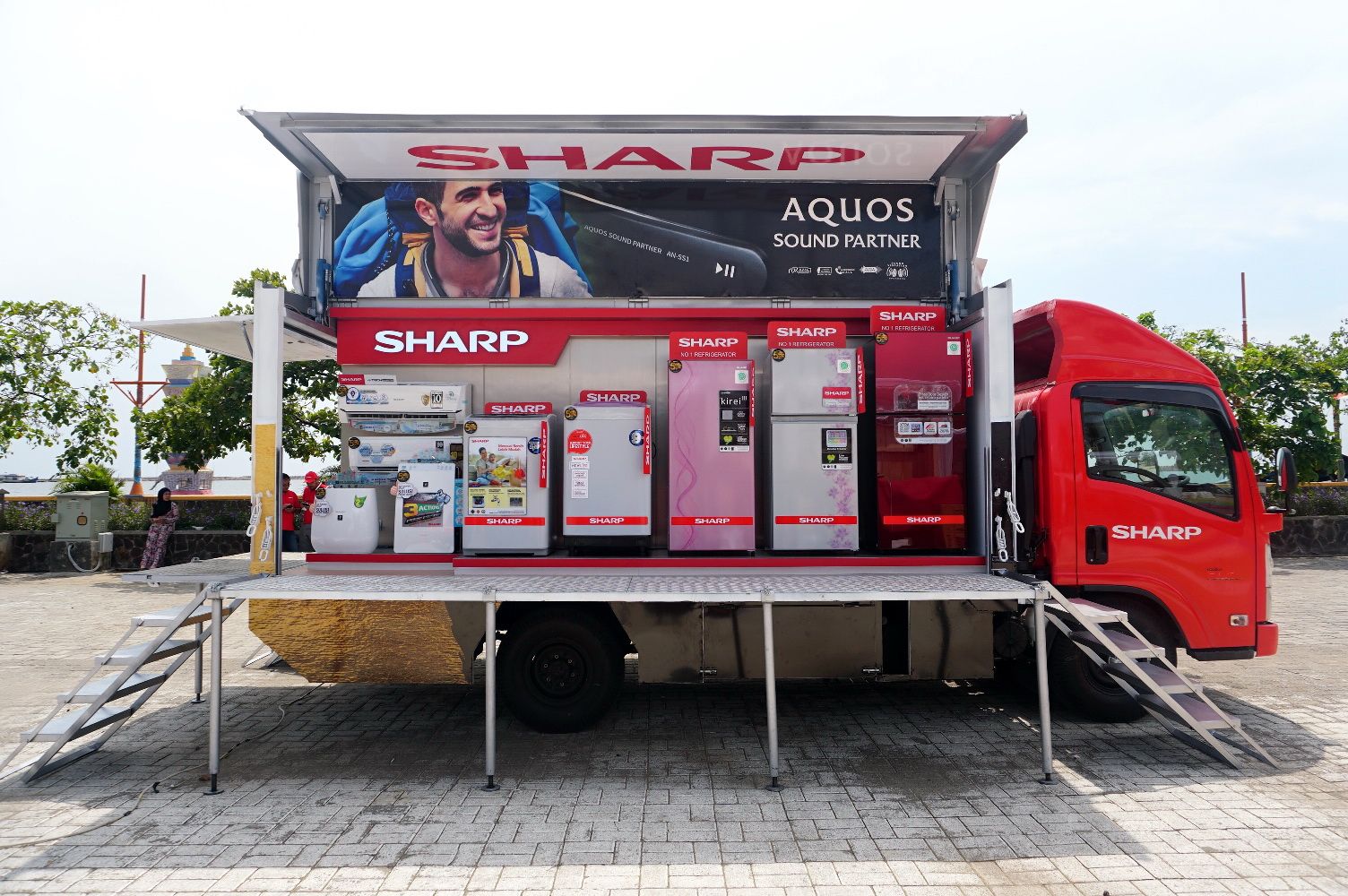 Truk keliling sharp dalam Program CarFUN Roadshow datangi 170 kota dengan displai produk terbaru.