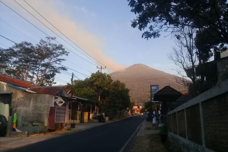 Kepulan asap tampak membakar sebagian kawasan Puncak Gunung Ciremai di Kabupaten Kuningan Jawa Barat, Kamis (8/8/2019)
