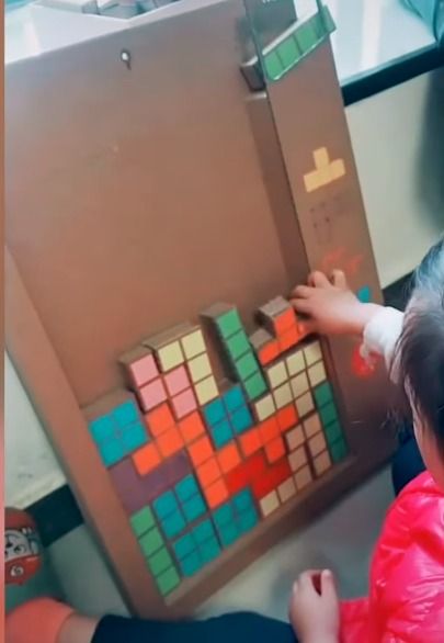 Permainan tetris 3D yang dibuat dari kardus