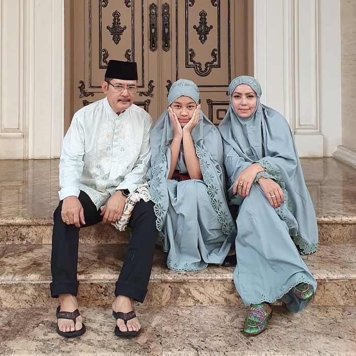Keluarga Mayangsari dan Bambang Trihatmodjo yang berpose ngemper di teras rumah saat Idul Adha 2019