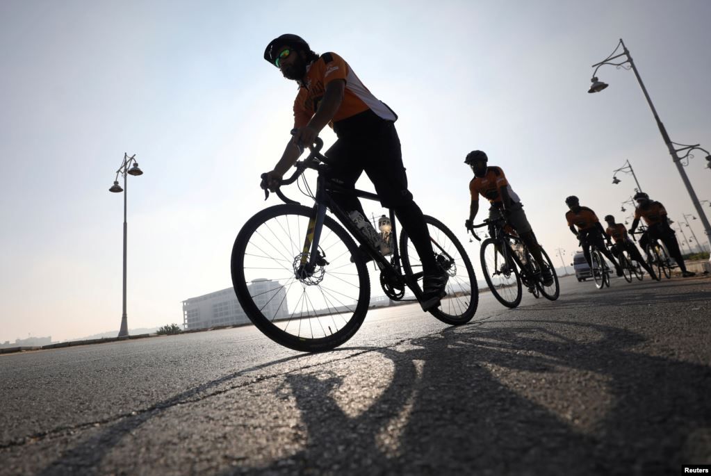Para pengendara sepeda Muslim dari Inggris melintas Kairo, Mesir, dalam perjalanan dai London ke Madinah, Arab Saudi, 26 Juli 2019. 