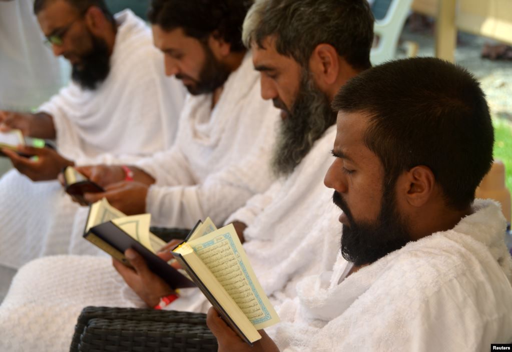 Delapan Muslim dari Inggris yang bersepeda dari London ke Madinah untuk menunaikan ibadah Haji, membaca Alquran di tenda mereka di Arafah, 10 Agustus 2019. 