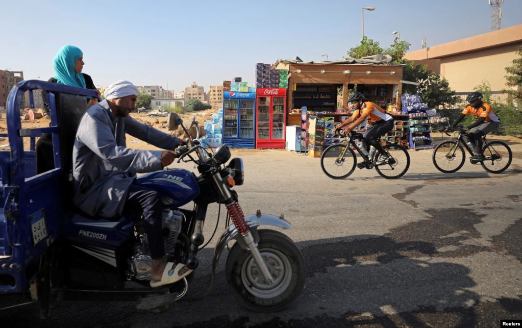  Delapan Muslim dari Inggris melintasi Kairo, Mesir, dalam perjalanan ke Madinah dengan bersepeda untuk menunaikan ibadah Haji. Foto di ambil di Mesir, 26 Juli 2019. 
