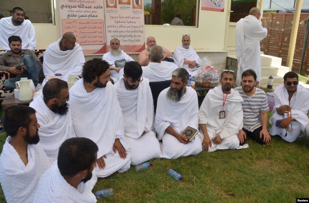 Delapan Muslim dari Inggris yang bersepeda dari London ke Madinah untuk menunaikan ibadah Haji, berbincang di tenda mereka di Arafah, 10 Agustus 2019.