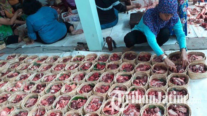 Ratusan besek berisi daging kurban yang disiapkan warga RT 08 RW 03 Karangrejo Sawah, Wonokromo, Surabaya