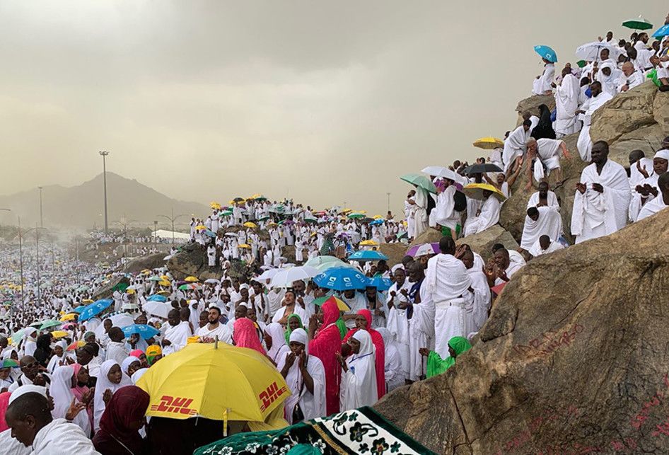 Umat Muslim berdoa di tengah turunnya hujan saat melaksanakan wukuf di Jabal Rahmah, Padang Arafah, Arab Saudi, Sabtu (10/8/2019). Jemaah haji dari seluruh dunia mulai berkumpul di Padang Arafah untuk melaksanakan wukuf yang merupakan puncak ibadah haji.