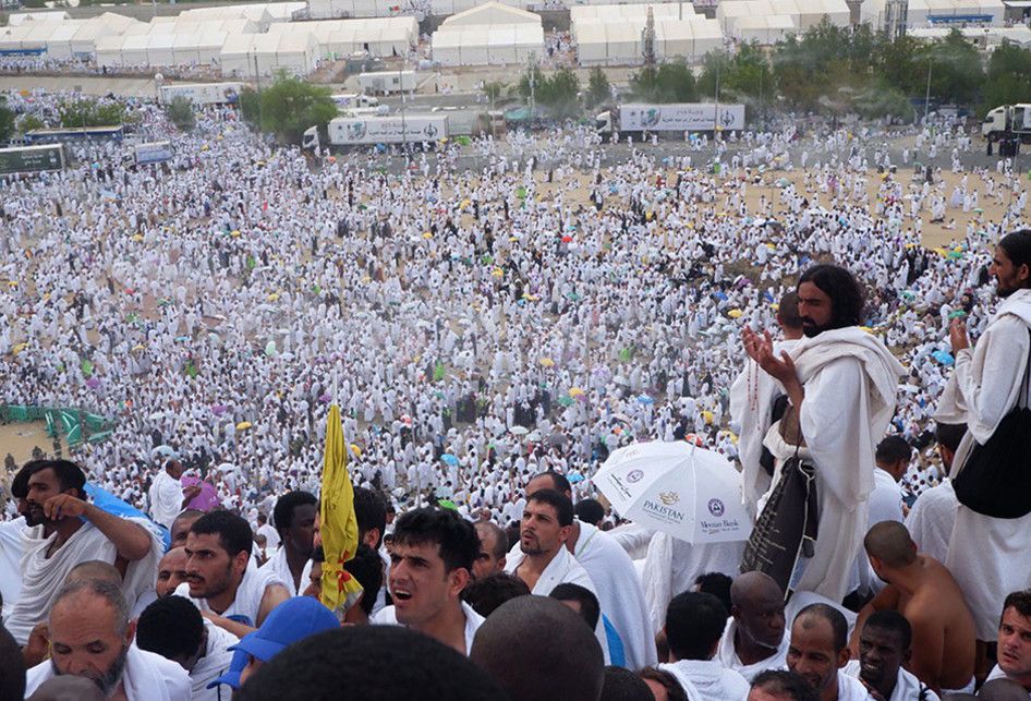 Umat Muslim berdoa saat melaksanakan wukuf di Jabal Rahmah, Padang Arafah, Arab Saudi, Sabtu (10/8/2019). Jemaah haji dari seluruh dunia mulai berkumpul di Padang Arafah untuk melaksanakan wukuf yang merupakan puncak ibadah haji.