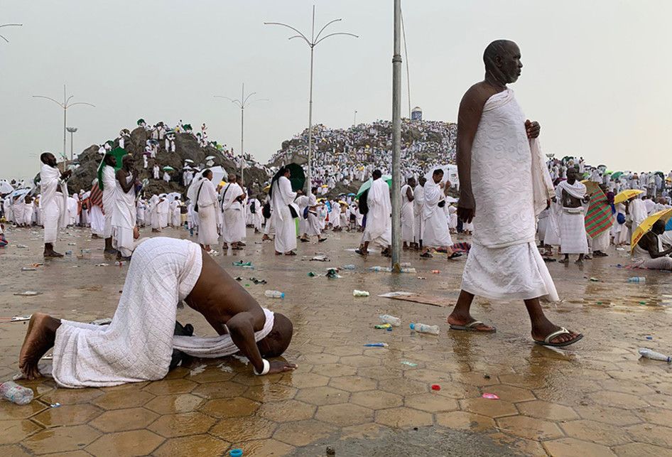 Umat Muslim berdoa di tengah turunnya hujan saat melaksanakan wukuf di Jabal Rahmah, Padang Arafah, Arab Saudi, Sabtu (10/8/2019). Jemaah haji dari seluruh dunia mulai berkumpul di Padang Arafah untuk melaksanakan wukuf yang merupakan puncak ibadah haji.