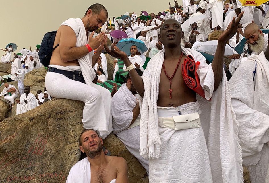 Umat Muslim berdoa di tengah turunnya hujan saat melaksanakan wukuf di Jabal Rahmah, Padang Arafah, Arab Saudi, Sabtu (10/8/2019). Jemaah haji dari seluruh dunia mulai berkumpul di Padang Arafah untuk melaksanakan wukuf yang merupakan puncak ibadah haji.